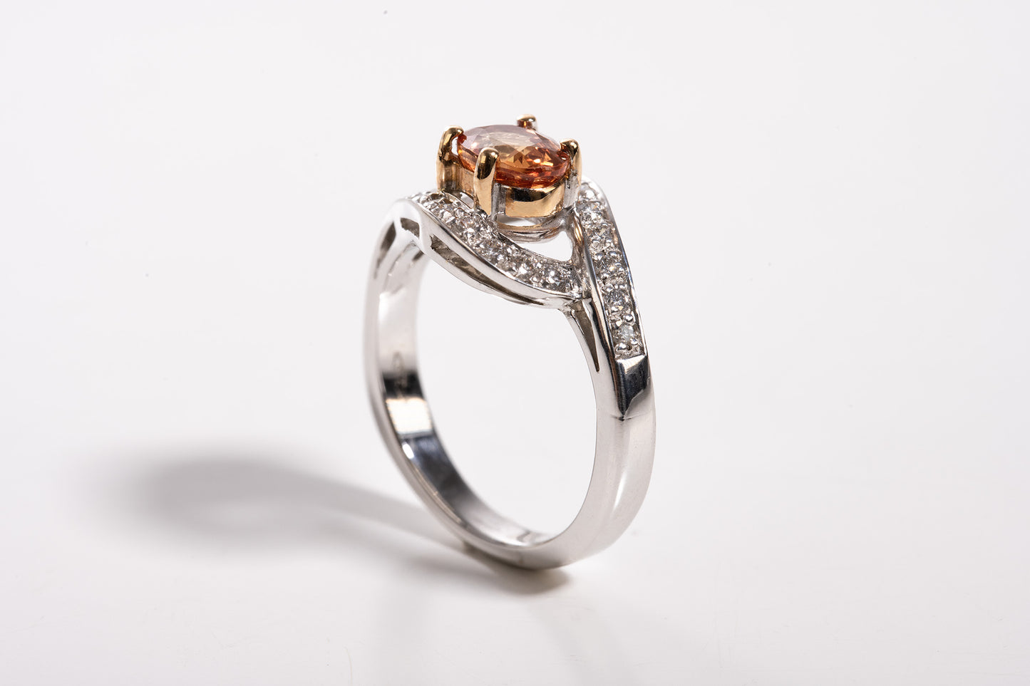 Anello d'oro bianco "Abbraccio Eterno"