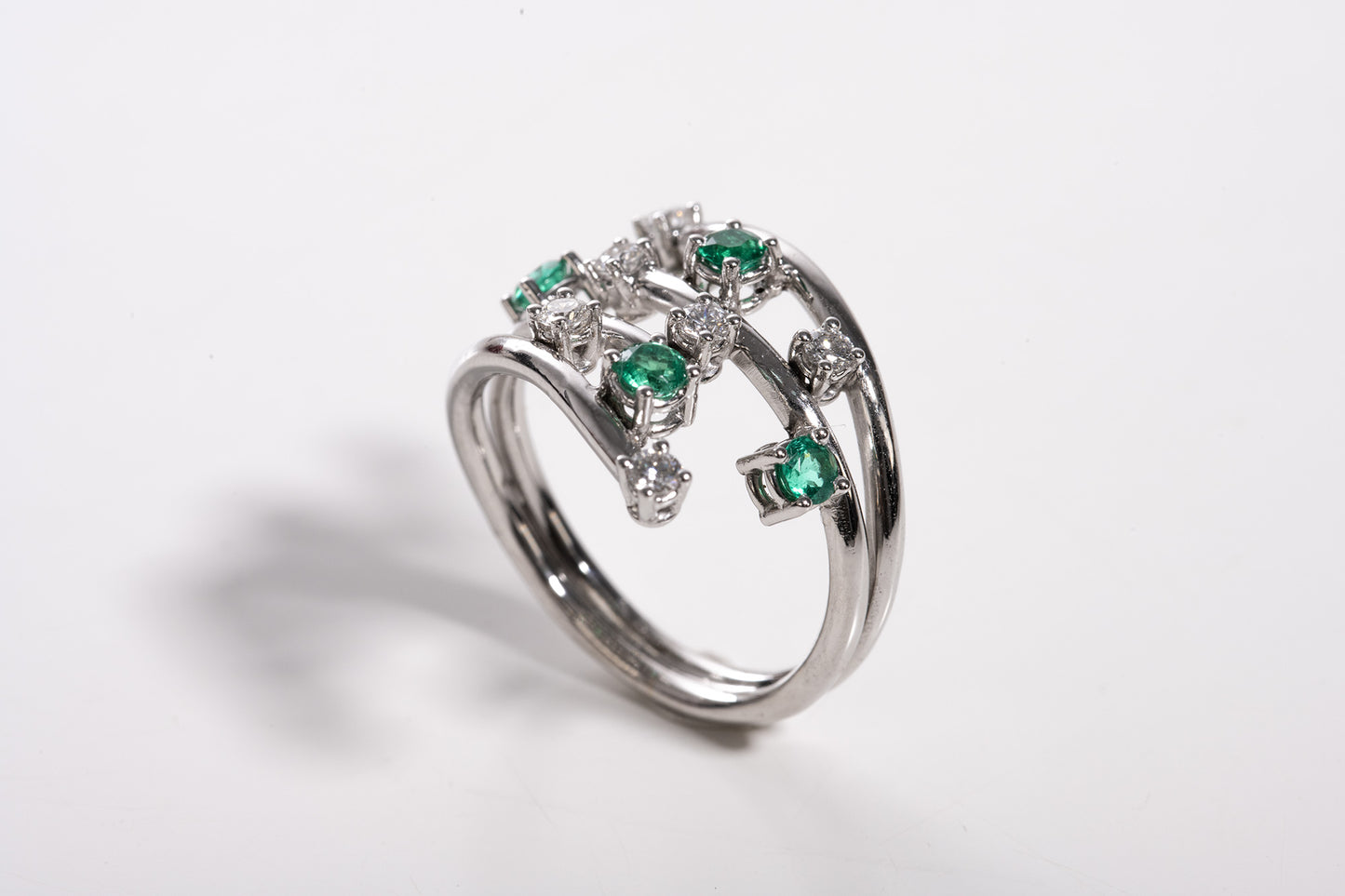 Anello d'oro bianco "Rovo di Smeraldi e Diamanti"