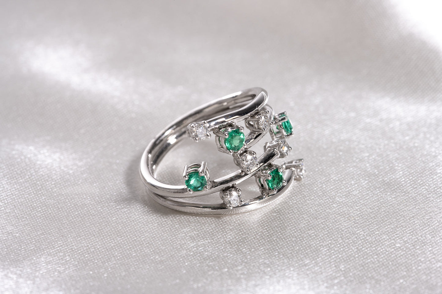 Anello d'oro bianco "Rovo di Smeraldi e Diamanti"