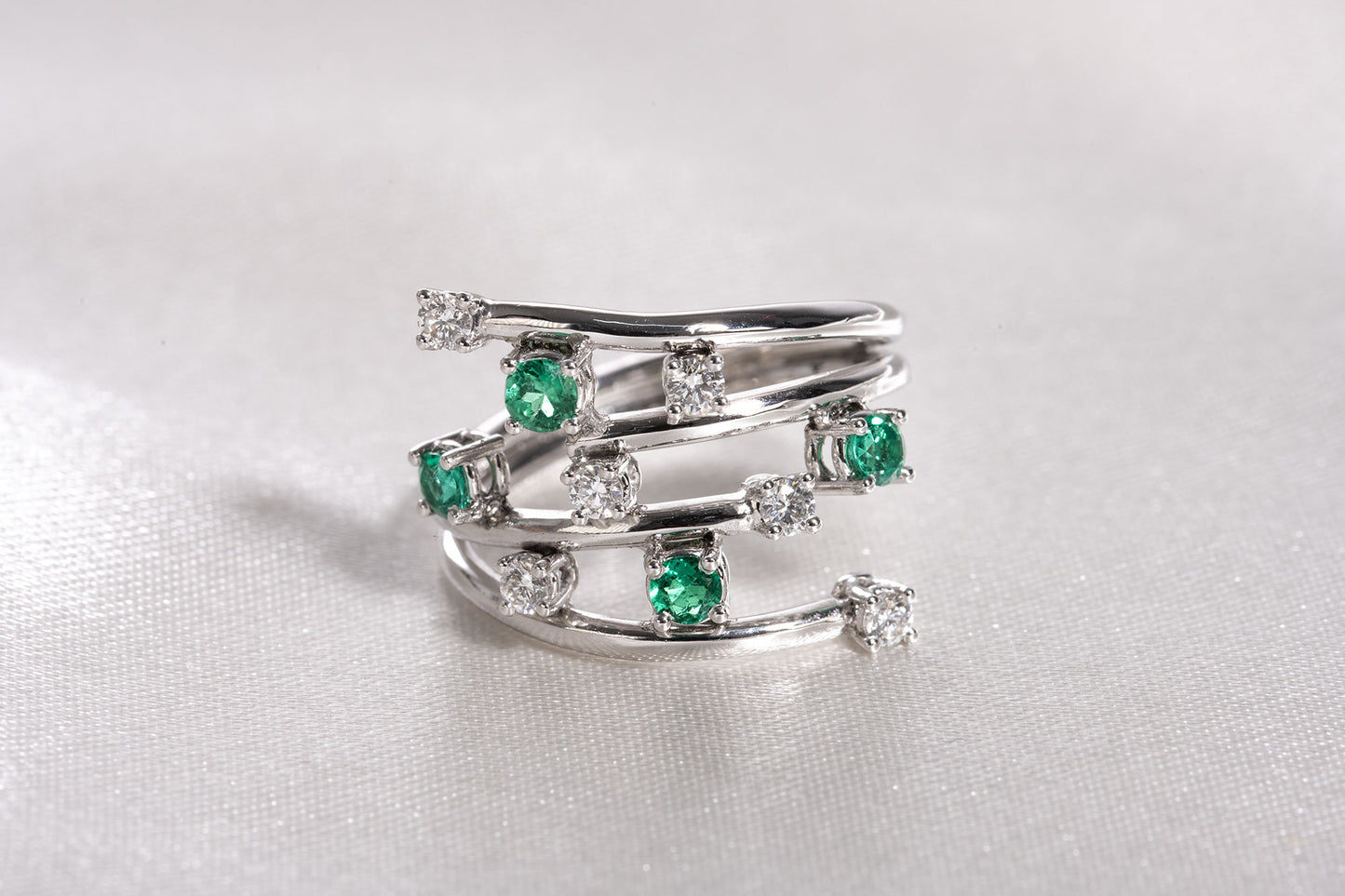 Anello d'oro bianco "Rovo di Smeraldi e Diamanti"