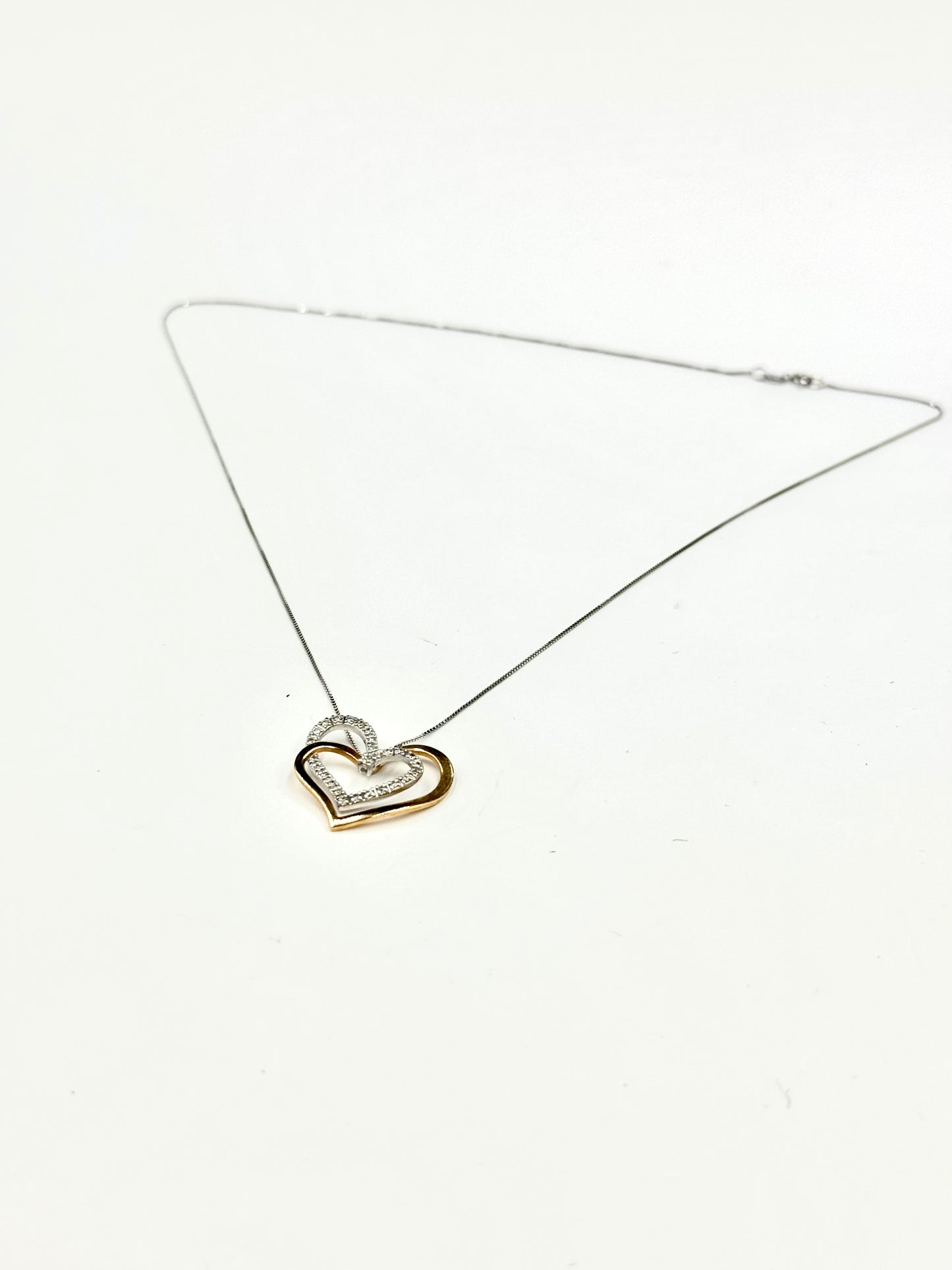 Collana d'oro bianco "Abbraccio di due Cuori"