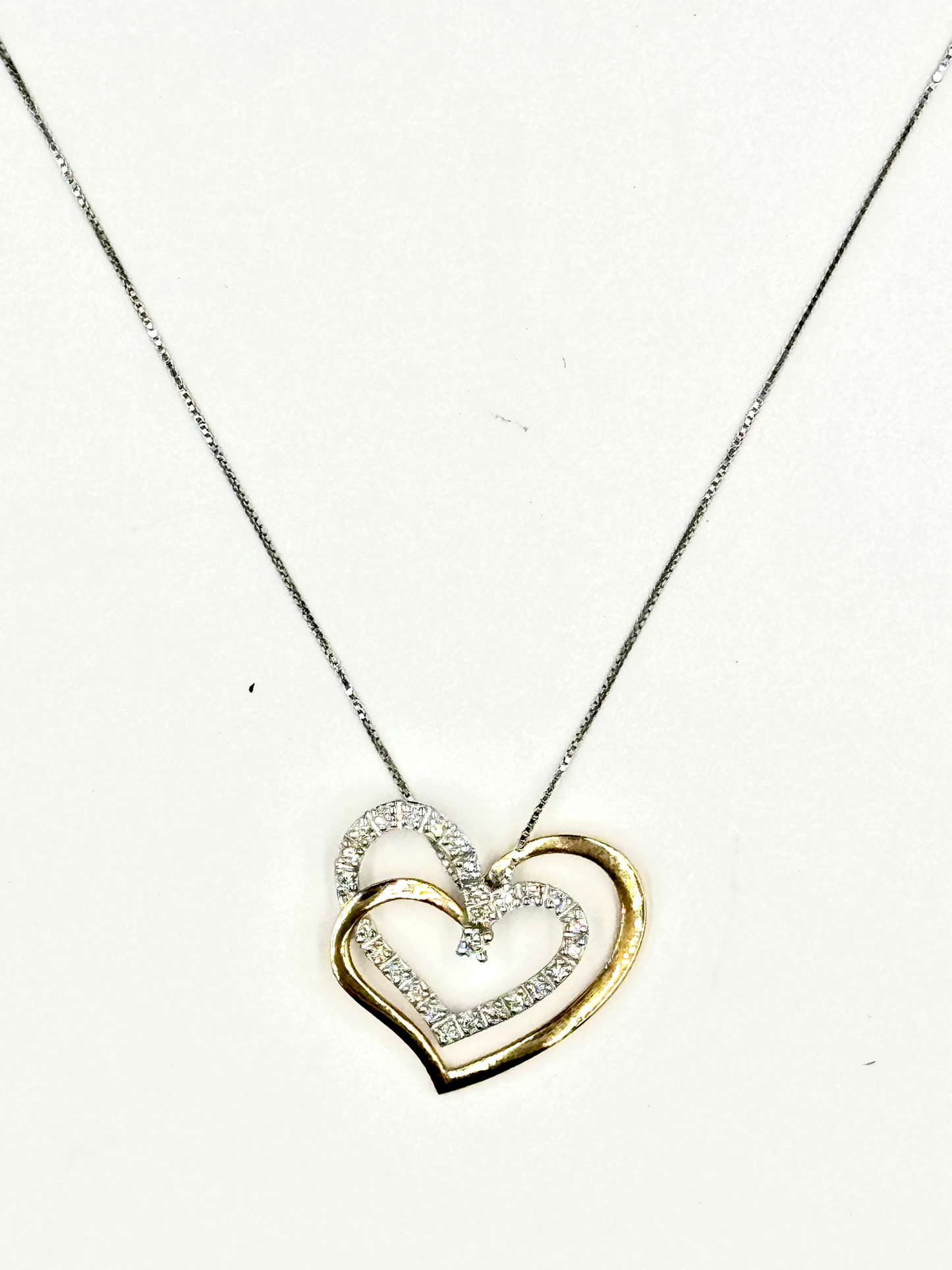 Collana d'oro bianco "Abbraccio di due Cuori"