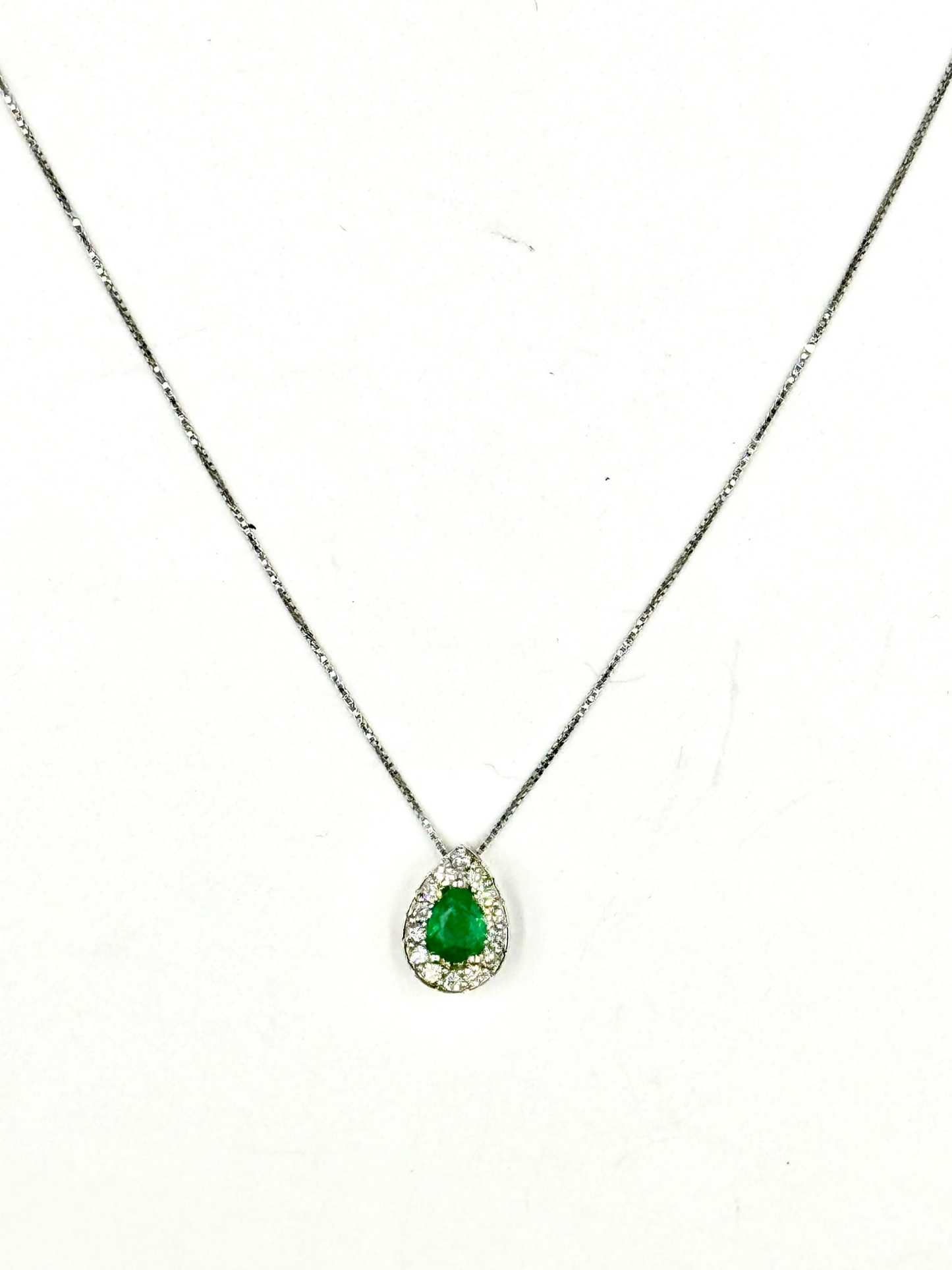 Collana d'oro bianco "Goccia di Smeraldo"
