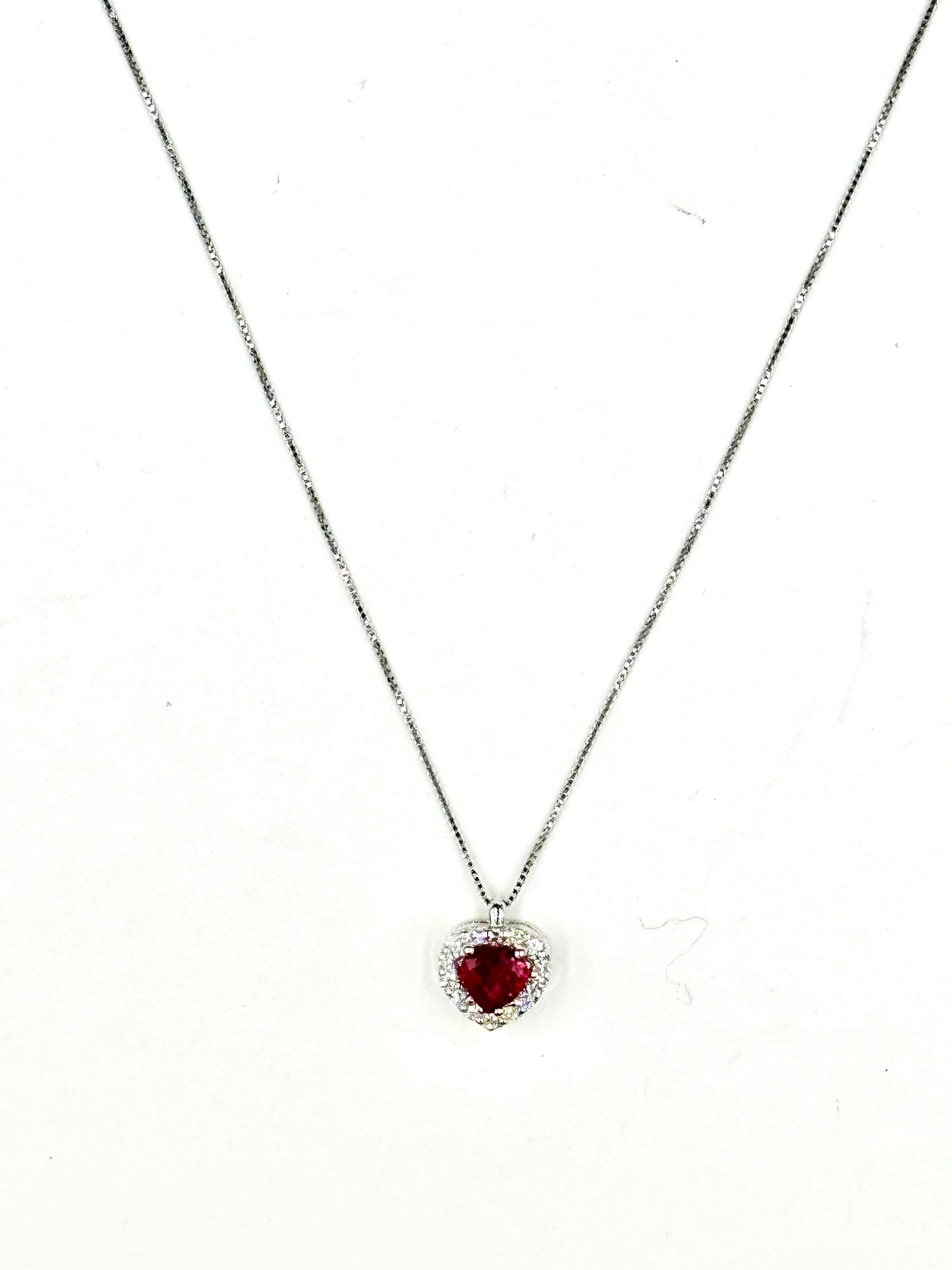 Collana d’oro bianco “incanto rosso”