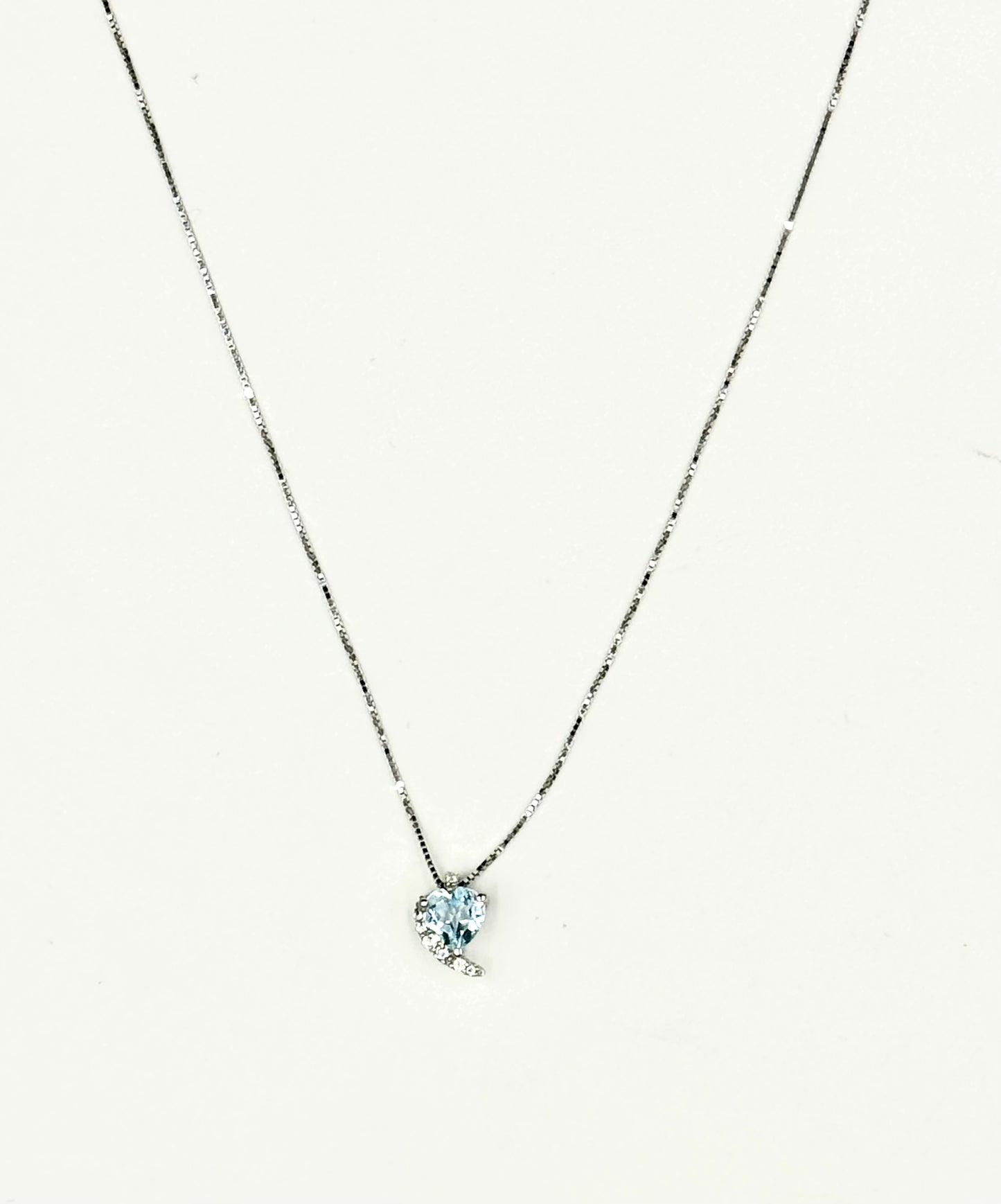 Collana di oro bianco "Abbraccio celestiale"
