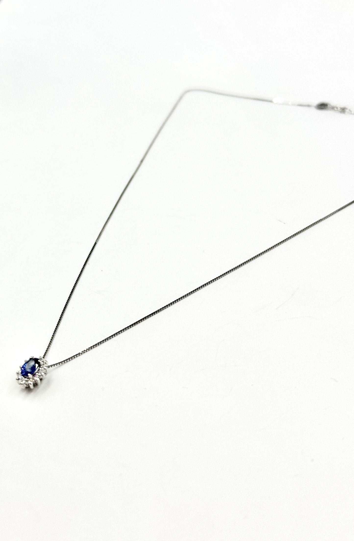 Collana di oro bianco “Ovale di Luce”