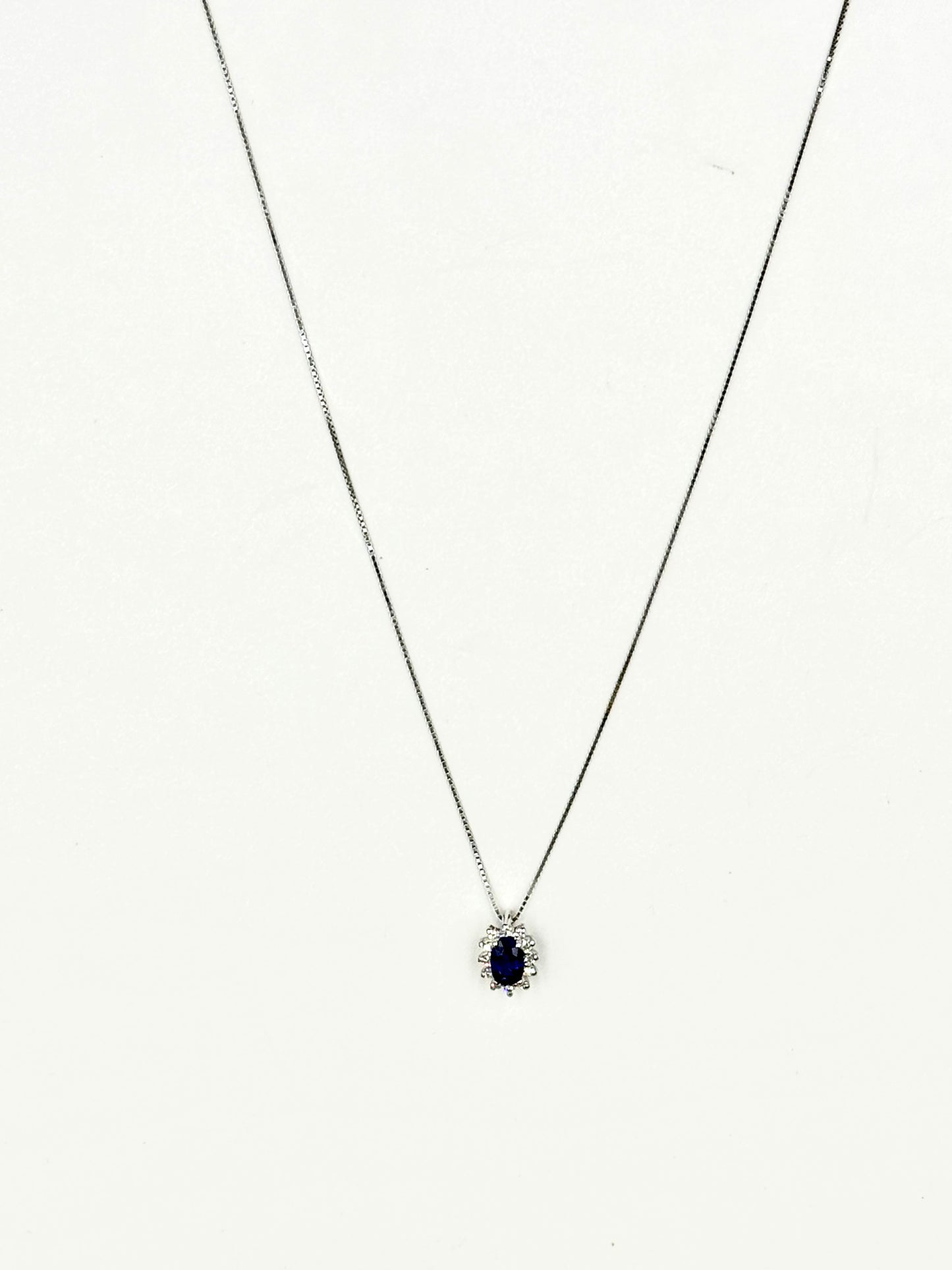 Collana di oro bianco “Ovale di Luce”