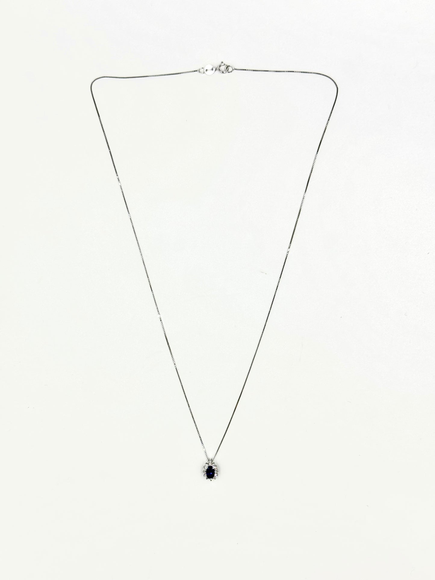 Collana di oro bianco “Ovale di Luce”