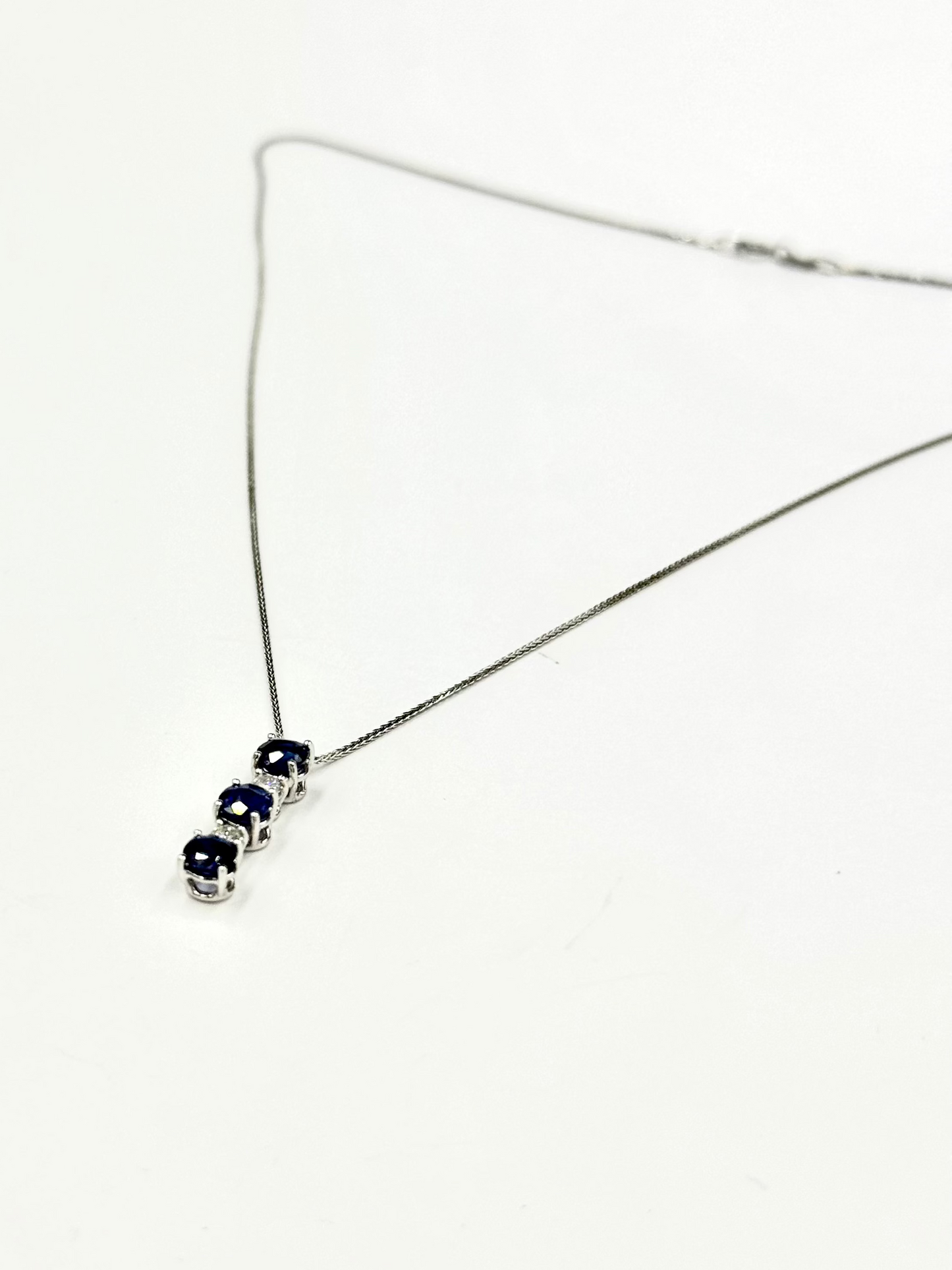 Collana di oro bianco “Sospiri di zaffiro”