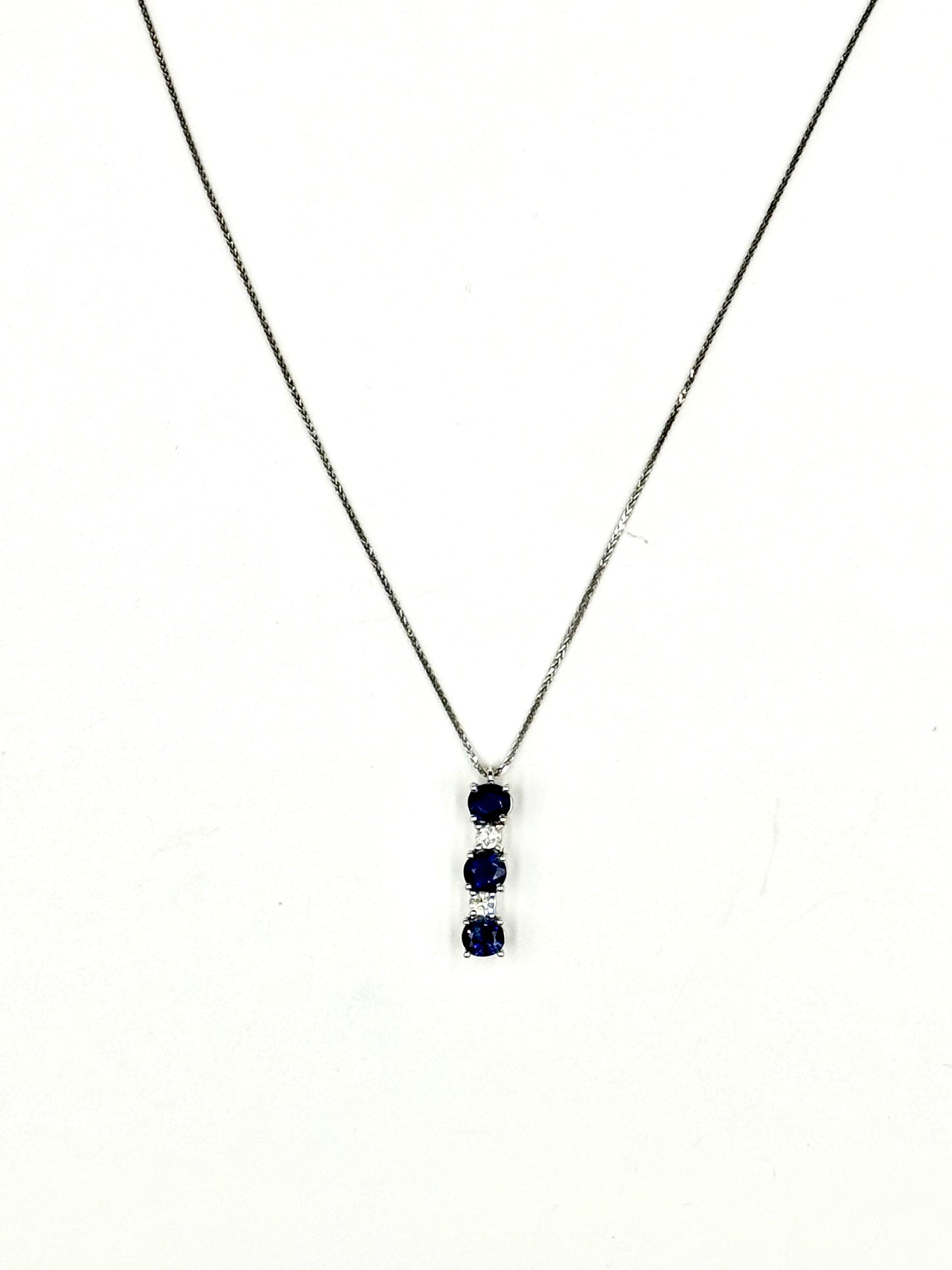 Collana di oro bianco “Sospiri di zaffiro”