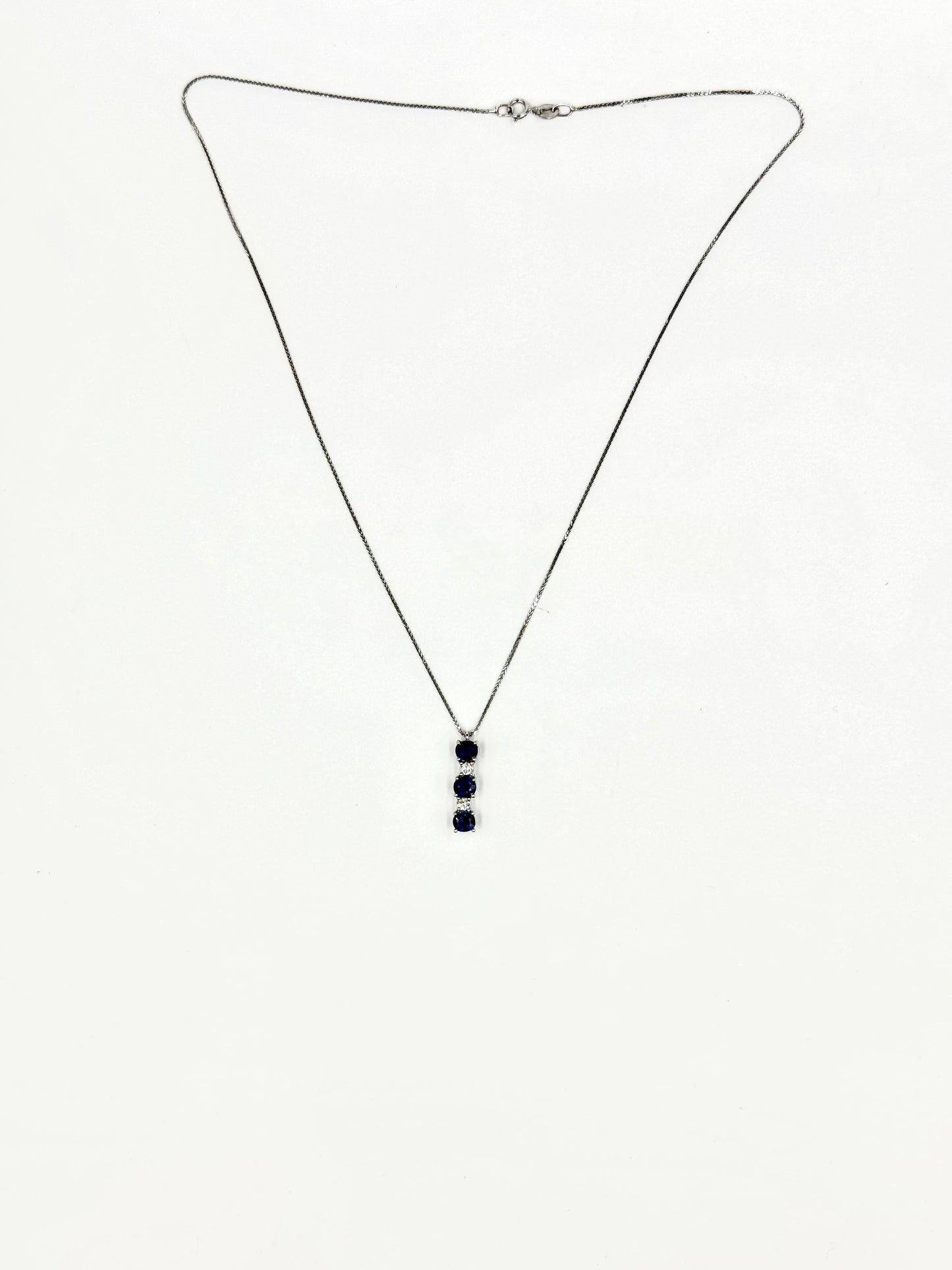 Collana di oro bianco “Sospiri di zaffiro”